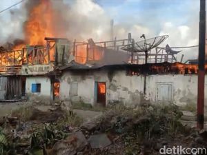 Belasan Toko di Pasar Kayu Tanam Padang Pariaman Hangus Terbakar