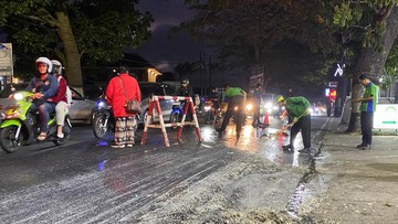 8 Pemotor Jatuh Usai Muatan Tahu Tercecer di Jalanan Kota Batu