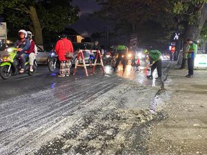 8 Pemotor Jatuh Usai Muatan Tahu Tercecer di Jalanan Kota Batu