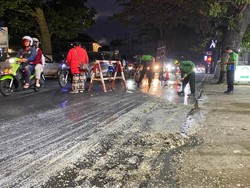 8 Pemotor Jatuh Usai Muatan Tahu Tercecer di Jalanan Kota Batu