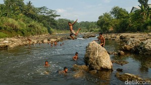 Kemarau Surutkan Sungai Cileungsi, Anak-anak Ubah Aliran Sungai Jadi Arena Bermain