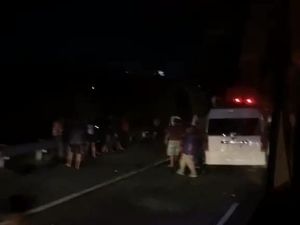 Minibus Hiace Tabrak Truk di Tol Malang, 3 Orang Tewas