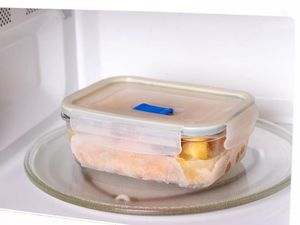 Apakah Kotak Makan Perlu Ditutup saat Makanan Dihangatkan di Microwave?