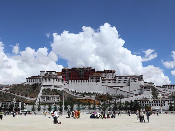 Menyusuri Jejak Budaya Tibet di Jantung Kota Lhasa