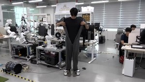 Mirip Kostum Iron Man, Pakaian Robotik Ini Bisa Terpasang Otomatis