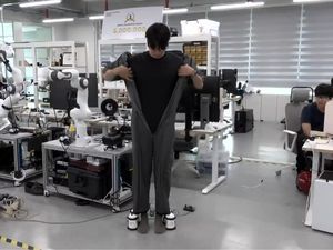 Peneliti Korea Rancang Kostum Robot yang Bisa Terpasang Sendiri
