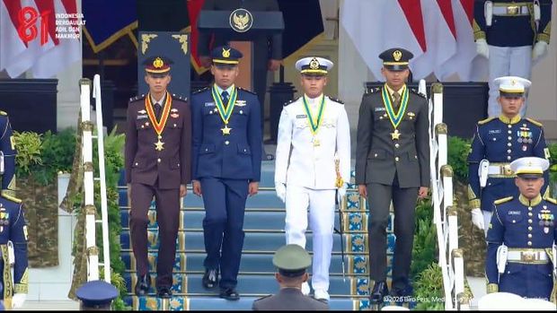 Momen khidmat pelantikan 1.177 perwira remaja TNI dan Polri di Istana Merdeka, Rabu (22/7/2026).
