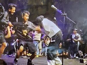 Tantri Kotak Syok Dipeluk Penonton Saat Konser di Ciletuh