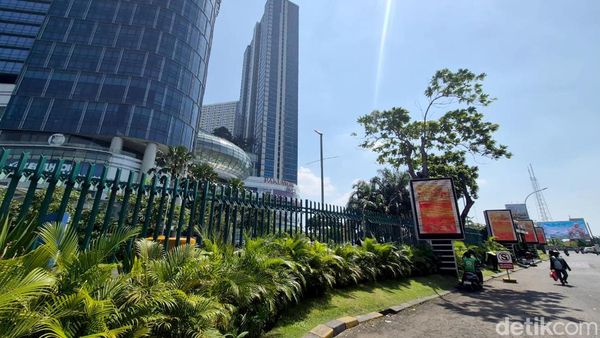 Potret Pagar Tinggi Mengelilingi Mal di Surabaya.