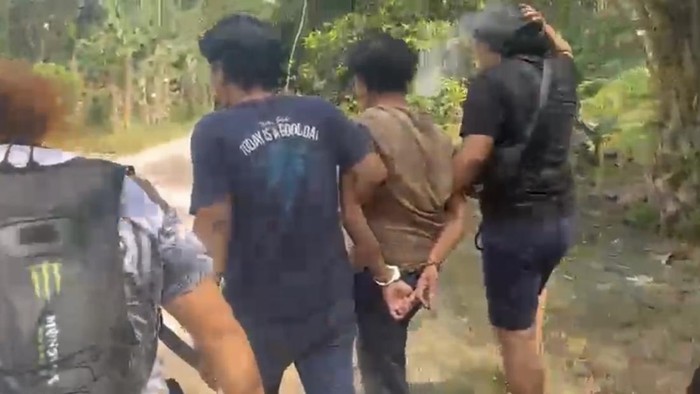 Pelaku pembunuhan terhadap anak berusia 14 tahun di Bangka Selatan saat ditangkap polisi