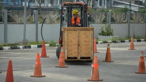Mengasah Keahlian Mengemudikan Forklift