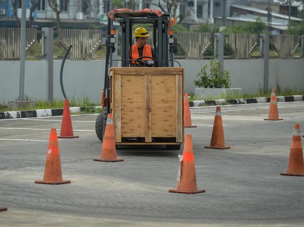 Mengasah Keahlian Mengemudikan Forklift