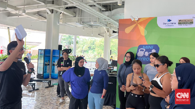 Peserta Perempuan Dominasi Sesi Terakhir Hybrid Race Wellnest Festival Vol. 2 Peserta perempuan mendominasi sesi terakhir Hybrid Race pada hari penutupan CNN Indonesia Wellnest Festival Vol. 2 di South Quarter Dome, Cilandak, Jakarta Selatan, Rabu (22/7).