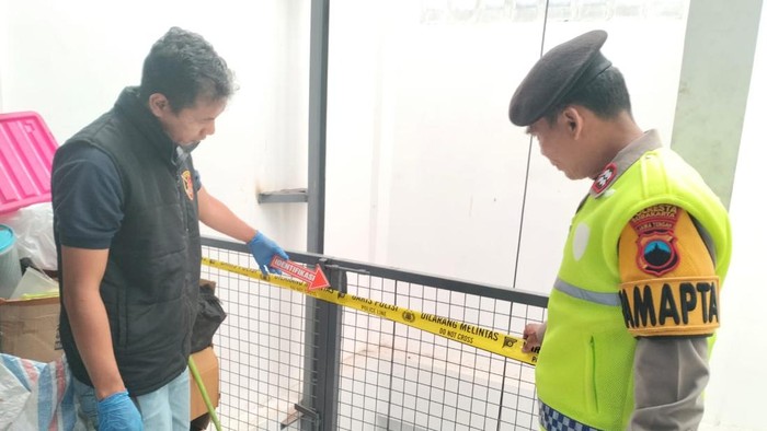 Polisi saat olah TKP kecelakaan lift barang di salah satu bengkel motor di kawasan jalan Adi Sumarmo, Kelurahan Banyuanyar, Kecamatan Banjarsari, Kota Solo, Rabu (22/7/2026).
