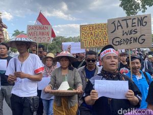 Massa Aksi Jateng Guyub Gelar Ritual Nyiwer Keliling Gubernuran