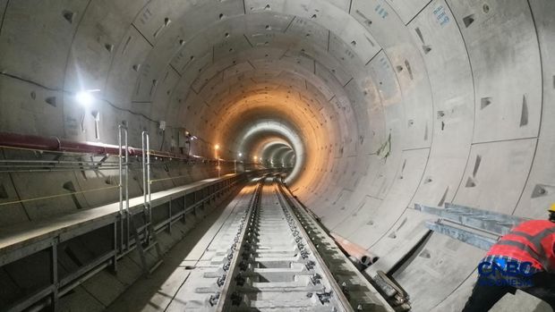 Suasana aktivitas pekerja saat pengerjaan proyek MRT Fase 2A di Jakarta, Rabu (22/7/2026). (CNBC Indonesia/Ferry Sandi)