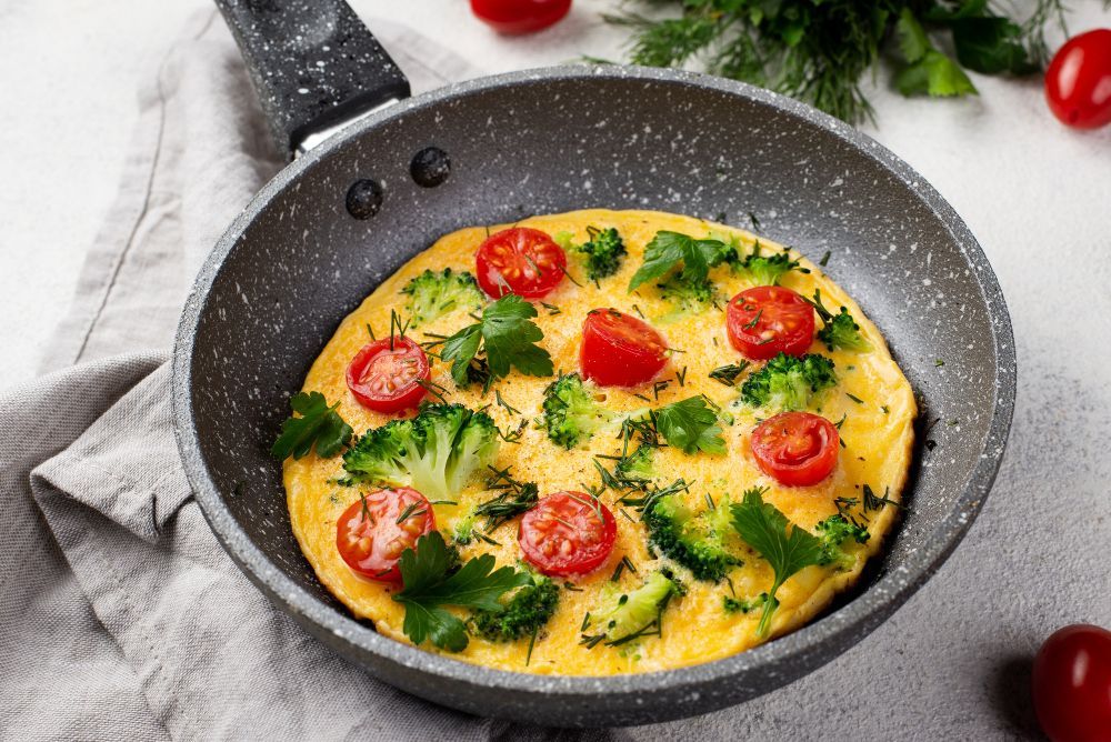 Telur ceplok dan telur dadar memiliki kandungan gizi yang hampir sama. Perbedaan utamanya terletak pada jumlah minyak dan bahan tambahan yang digunakan.