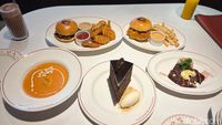 The Coach Restaurant: Makan 'Cantik' Cicip Steak hingga Martini ala Coach