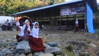 8 Bulan Pascabencana, Siswa SD Aceh Masih Belajar di Kelas Darurat