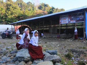 8 Bulan Pascabencana, Siswa SD Aceh Masih Belajar di Kelas Darurat