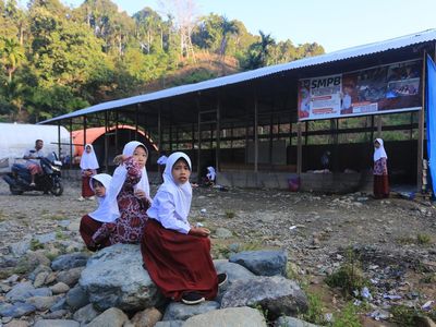 8 Bulan Pascabencana, Siswa SD Aceh Masih Belajar di Kelas Darurat
