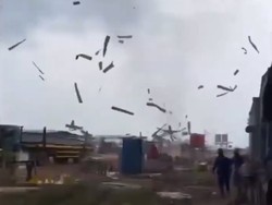 Detik-detik Angin Puting Beliung Terjang Kawasan Industri Batam