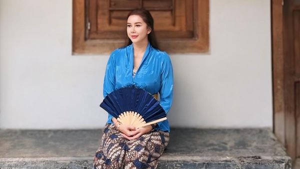 Pesona Aura Kasih Jadi Wanita Jawa Berkebaya Biru