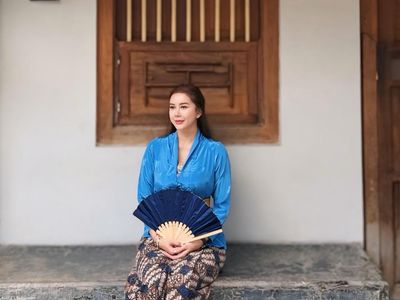 Pesona Aura Kasih Jadi Wanita Jawa Berkebaya Biru