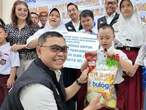 BULOG Salurkan 500 Paket Beras bagi Anak-anak Penyandang Disabilitas