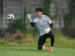 Stok Kiper Menumpuk, Persija Pinjamkan Cyrus Margono