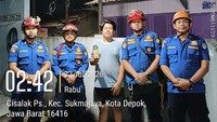 HP Warga Depok Nyemplung Saat Cek Sumur Dini Hari, Damkar Turun Tangan