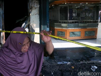 Diduga Korsleting, Dua Ruko di Pasar Ciputat Hangus Terbakar