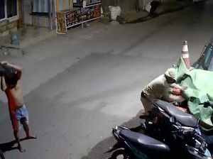 2 Maling Bermobil Terekam CCTV Gasak Mesin Traktor di Toko Enrekang