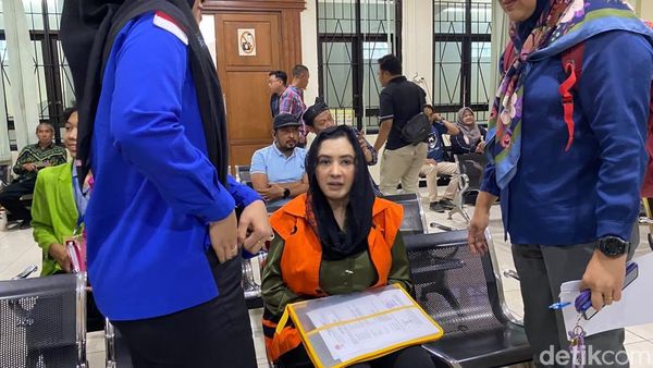 Berkerudung Hitam, Eks Bupati Pekalongan Fadia Arafiq Jalani Sidang Perdana