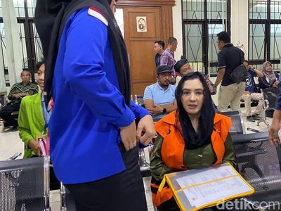 Berkerudung Hitam, Eks Bupati Pekalongan Fadia Arafiq Jalani Sidang Perdana