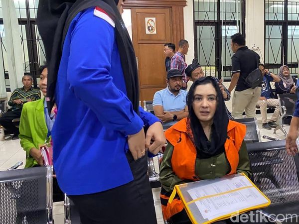 Berkerudung Hitam, Eks Bupati Pekalongan Fadia Arafiq Jalani Sidang Perdana