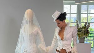 Potret Gaun Pengantin Gotik Istri Vokalis Band The 1975, Bergaya Victorian