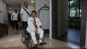 Duduk di Kursi Roda, Hotman Paris Mundur Dampingi eks Jampidsus Febrie
