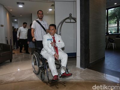 Duduk di Kursi Roda, Hotman Paris Mundur Dampingi eks Jampidsus Febrie