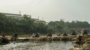 Jembatan Narogong Ditutup, Warga Bertaruh di Jalur Darurat