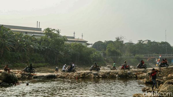 Jembatan Narogong Ditutup, Warga Bertaruh di Jalur Darurat