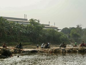 Jembatan Narogong Ditutup, Warga Bertaruh di Jalur Darurat
