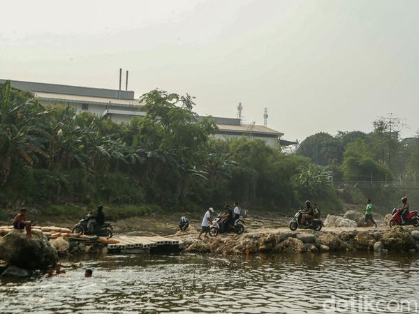 Jembatan Narogong Ditutup, Warga Bertaruh di Jalur Darurat