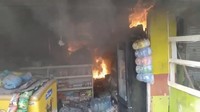 Korsleting Listrik Sambar BBM Eceran, 2 Warung Terbakar-1 Terluka