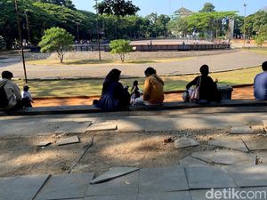 Warga Keluhkan Pelataran Lapangan Saparua yang Rusak