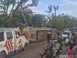 Minibus dari Pariaman Tabrak Pohon-Tiang Lampu di Padang, 8 Orang Terluka