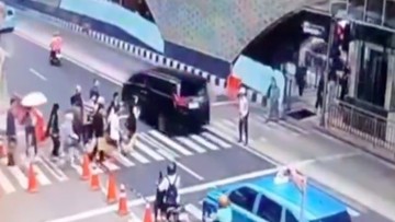 Alphard Terobos Lampu Merah di Jakpus Diduga Pakai Pelat Mobil Lain