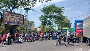 Jalur Pantura Pasuruan Macet Parah Imbas Demo Warga Depan Mako Kolatmar