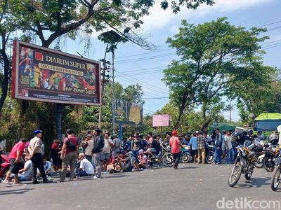 Jalur Pantura Pasuruan Macet Parah Imbas Demo Warga Depan Mako Kolatmar