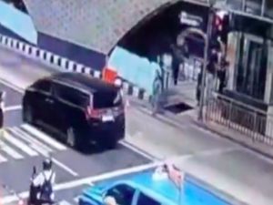 Pramono hingga Perusahaan Bela Satpam Tegur Alphard Terobos Lampu Merah